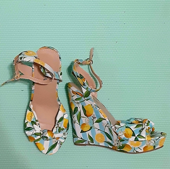 Shoedazzle, blue and yellow, size 6 - Picture 3 of 6